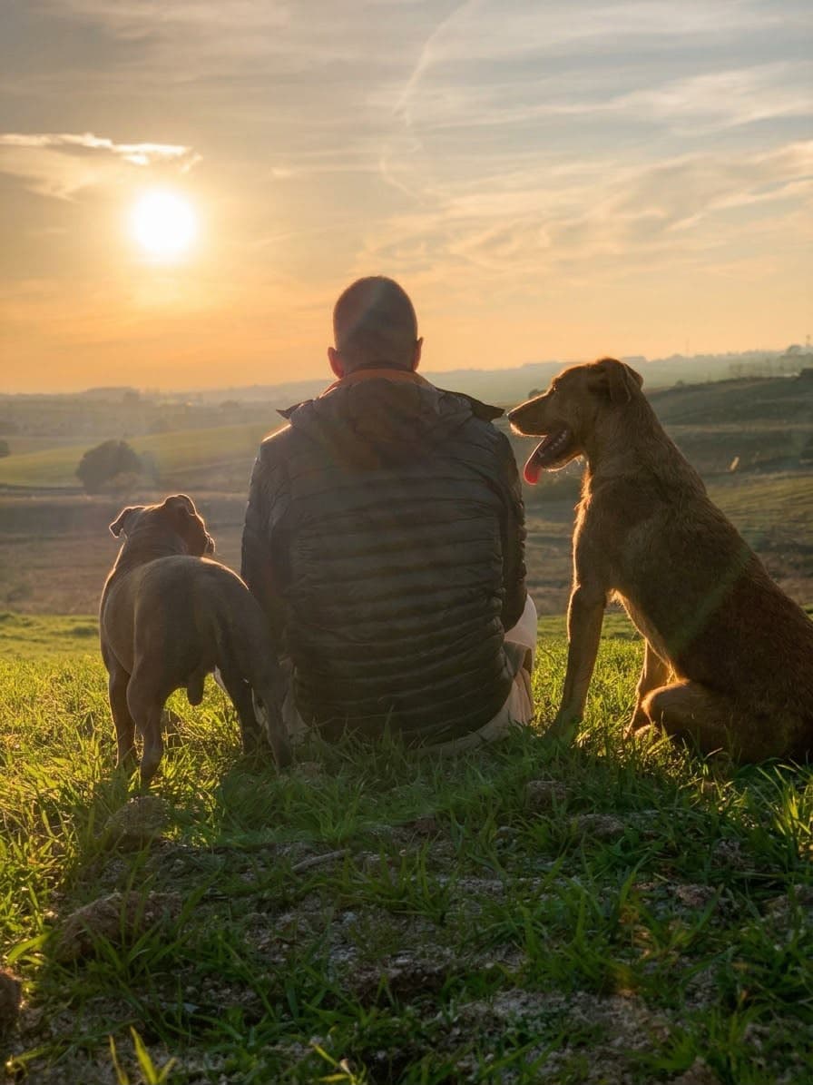 Miguel Fajardo Horno con sus dos perros al atardecer